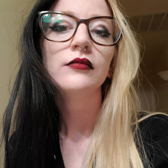 Meet your Posher, Tiffani - Picture 2 of 2